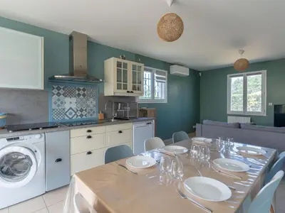 Cuisine ou kitchenette dans l'établissement Maison Familiale à Gastes, 400m du Lac, Climatisée, Jardin, 6 Pers. - Ménage Inclus - FR-1-319-575