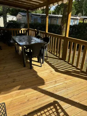 Balcon ou terrasse dans l'établissement Mobil home 253 Camping La Réserve 4 étoiles à Gastes