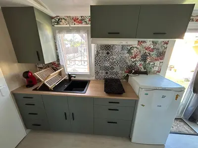 Cuisine ou kitchenette dans l'établissement Chalet de jardin, piscine