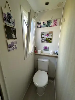 Salle de bains dans l'établissement Chalet de jardin, piscine