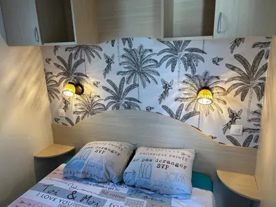 Un ou plusieurs lits dans un hébergement de l'établissement Chalet de jardin, piscine