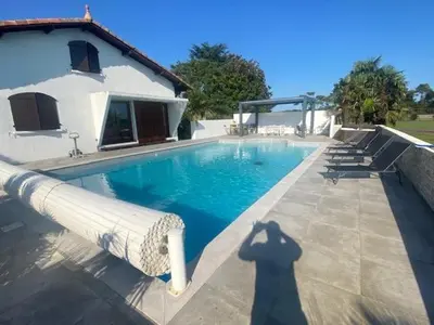 Piscine de l'établissement VILLA DOMAINE du DOUC ou située à proximité