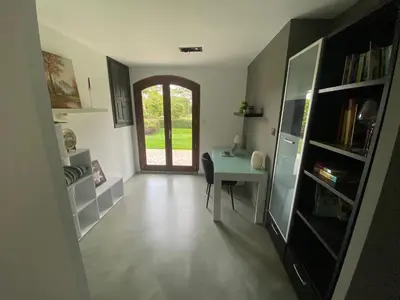 Bibliothèque dans la villa