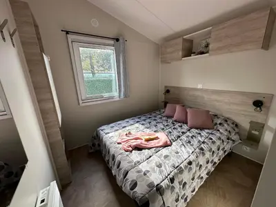 Un ou plusieurs lits dans un hébergement de l'établissement Mobilhome neuf au camping La Réserve
