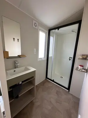 Salle de bains dans l'établissement Mobilhome neuf au camping La Réserve