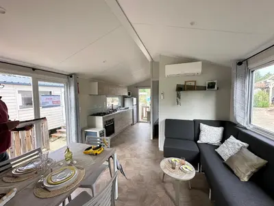 Cuisine ou kitchenette dans l'établissement Mobilhome neuf au camping La Réserve