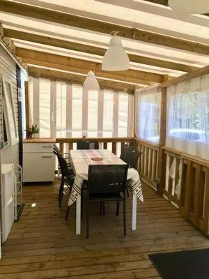 Coin salon dans l'établissement Mobilhome neuf au camping La Réserve