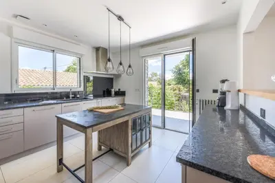 Cuisine ou kitchenette dans l'établissement Villa Violette - Piscine privée