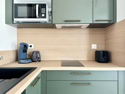 Cuisine ou kitchenette dans l'établissement Le Safari - Neuf - Parking Privé - Calme - Wifi - Clim
