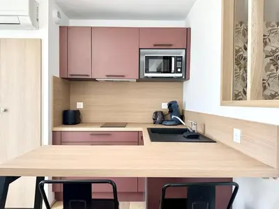 Cuisine ou kitchenette dans l'établissement L'Île Mystique - Central - Parking Privé - Neuf - Clim