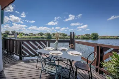 Vue sur la rivière ou le fleuve situé(e) à proximité de la maison de vacances