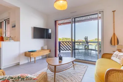 Télévision ou salle de divertissement dans l'établissement L'Ostra - Maison sur l'eau proche Arcachon