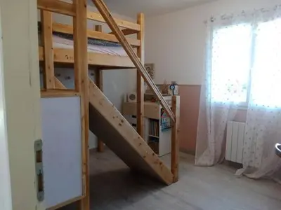 Un ou plusieurs lits dans un hébergement de l'établissement Maison 120 m2, piscine chauffée, en bordure de forêt