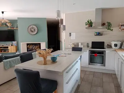 Cuisine ou kitchenette dans l'établissement Maison 120 m2, piscine chauffée, en bordure de forêt