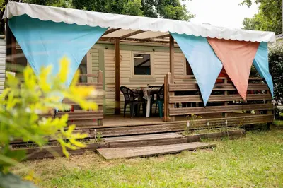 Jardin de l'établissement Mobil-home climatisé, camping 3étoiles, 5 min du Lac et à 15 min de Mimizan-Plage