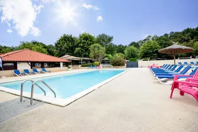 Piscine de l'établissement Mobil-home climatisé, camping 3étoiles, 5 min du Lac et à 15 min de Mimizan-Plage ou située à proximité