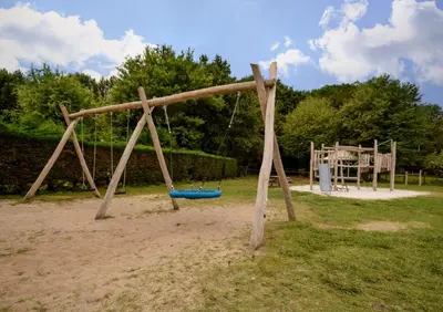 Aire de jeux pour enfants de l'établissement Mobil-home climatisé, camping 3étoiles, 5 min du Lac et à 15 min de Mimizan-Plage