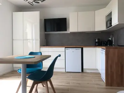 Cuisine ou kitchenette dans l'établissement Joli T2 vue lac, entièrement rénové