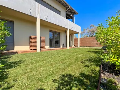 Jardin de l'établissement Premium surf lodge