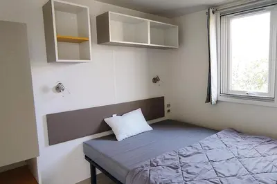 Un ou plusieurs lits dans un hébergement de l'établissement Camping Officiel Siblu La Pointe