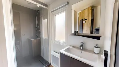 Salle de bains dans l'établissement Camping Officiel Siblu La Pointe