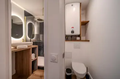 Salle de bains dans l'établissement Bulles de la Marina - Balnéo