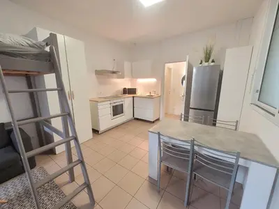 Cuisine ou kitchenette dans l'établissement Appartement pieds dans l'eau