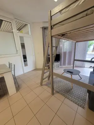 Télévision ou salle de divertissement dans l'établissement Appartement pieds dans l'eau