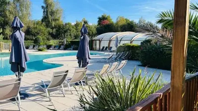 Piscine de l'établissement Les Cottages du Lac ou située à proximité