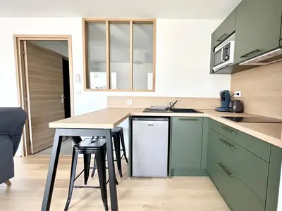 Cuisine ou kitchenette dans l'établissement Au Cœur des Arènes - Parking - Wifi - Clim