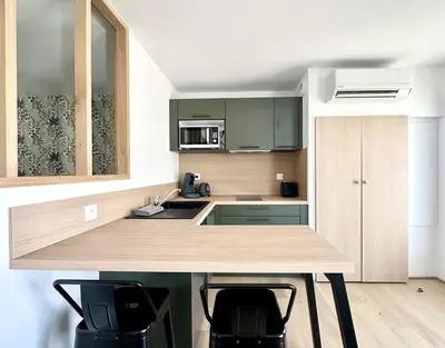 Cuisine ou kitchenette dans l'établissement Au Cœur des Arènes - Parking - Wifi - Clim