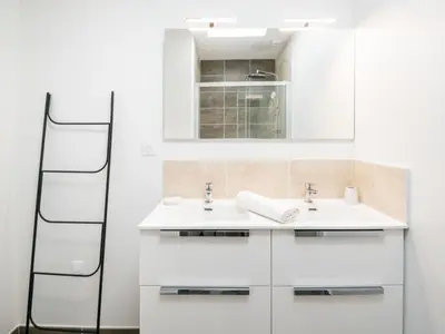 Salle de bains dans l'établissement Apartment La Pergola by Interhome