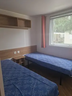 Un ou plusieurs lits dans un hébergement de l'établissement Mobil home contis lettes 40170