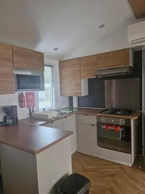 Cuisine ou kitchenette dans l'établissement Mobil home contis lettes 40170