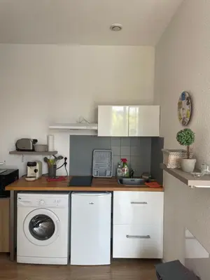 Cuisine ou kitchenette dans l'établissement Studio lumineux au calme en centre ville, face aux thermes