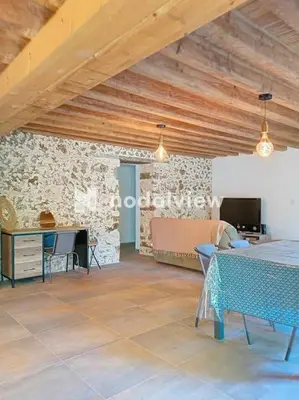 Coin salon dans l'établissement Aux sources de lesquire maison 5 chambres 5 salles de bains , 11 personnes