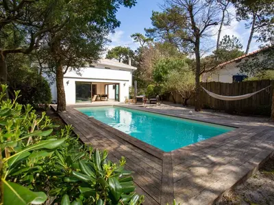 Piscine de l'établissement Villa rénovée avec spa et piscine chauffée à Hossegor, proche plage et golf - FR-1-791-8 ou située à proximité