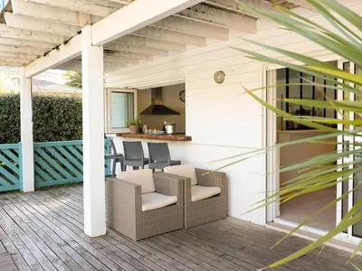 Balcon ou terrasse dans l'établissement Spacieuse villa au golf avec piscine privée, parking, et services de conciergerie - FR-1-791-23