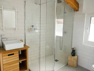 Salle de bains dans l'établissement Spacieuse villa au golf avec piscine privée, parking, et services de conciergerie - FR-1-791-23