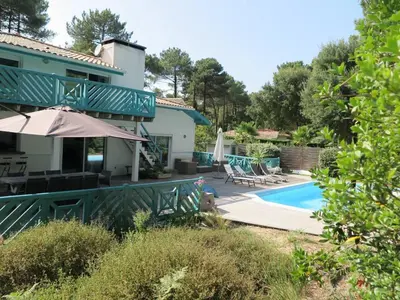 Piscine de l'établissement Spacieuse villa au golf avec piscine privée, parking, et services de conciergerie - FR-1-791-23 ou située à proximité