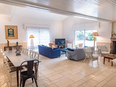 Coin salon dans l'établissement Spacieuse villa au golf avec piscine privée, parking, et services de conciergerie - FR-1-791-23