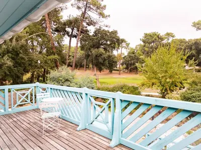 Balcon ou terrasse dans l'établissement Spacieuse villa au golf avec piscine privée, parking, et services de conciergerie - FR-1-791-23