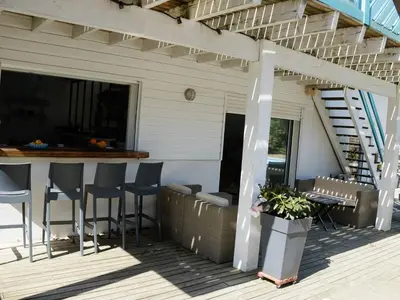 Balcon ou terrasse dans l'établissement Spacieuse villa au golf avec piscine privée, parking, et services de conciergerie - FR-1-791-23