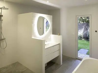 Salle de bains dans l'établissement Villa de luxe avec piscine chauffée, jacuzzi, sauna au cœur de la forêt des Landes - FR-1-791-24