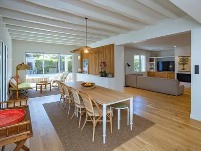 Cuisine ou kitchenette dans l'établissement Villa Rénovée à Hossegor avec Piscine Chauffée, Proche Golf et Plage - FR-1-791-15