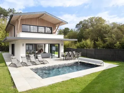 Piscine de l'établissement Villa de Luxe à Seignosse: Golf, Piscine Chauffée, Proche Plages - FR-1-791-25 ou située à proximité