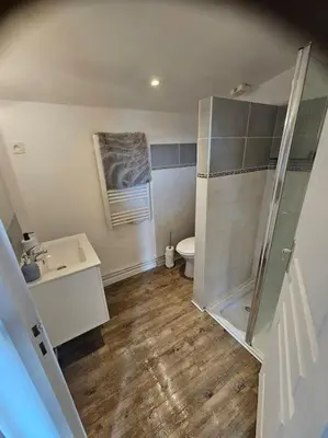 Salle de bains dans l'établissement la chêneraie appart écureuil