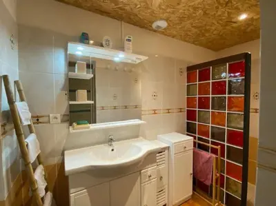 Salle de bains dans l'établissement Vaste appartement, jardin, proximité océan