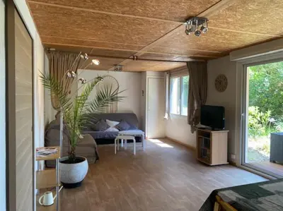 Télévision ou salle de divertissement dans l'établissement Vaste appartement, jardin, proximité océan