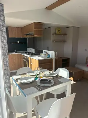 Cuisine ou kitchenette dans l'établissement Mobilhome 8 personnes au bord de l'Océan